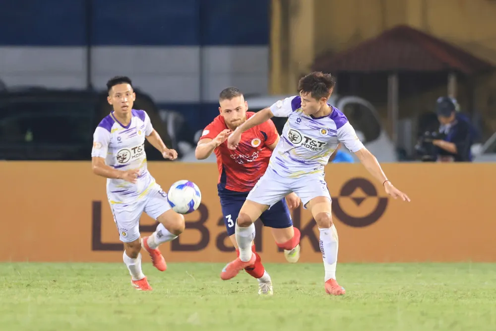 Tuấn Hải tỏa sáng giúp Hà Nội FC "nhấn chìm" CAHN ở vòng 24 LP Bank V-League 2024-2025. Ảnh: MINH HOÀNG