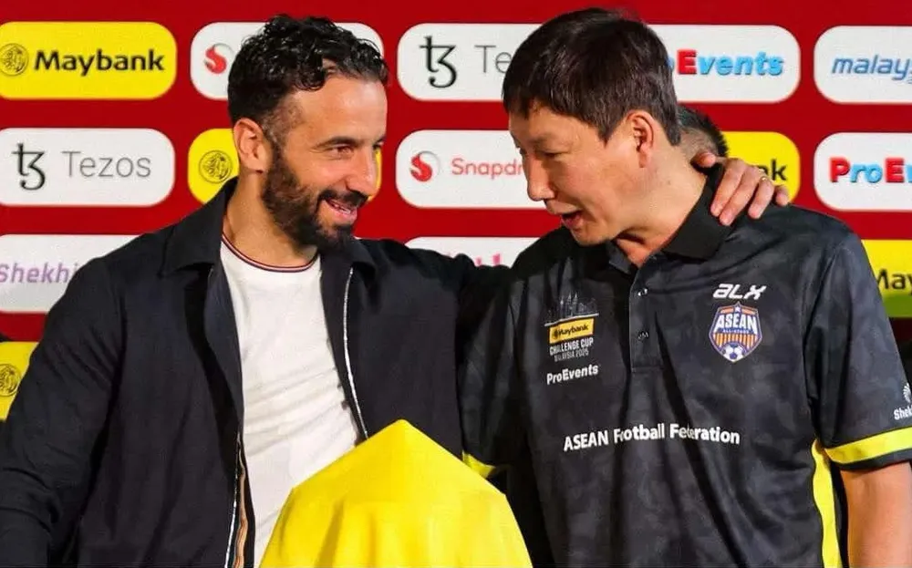 HLV Kim Sang-sik và HLV Amorim tại buổi họp báo. 