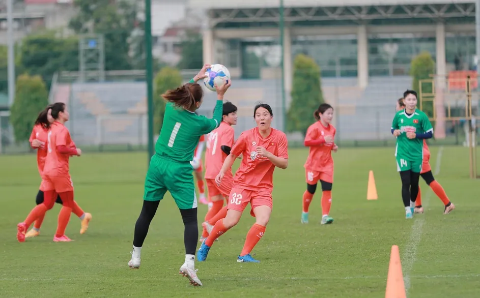 Tân binh Nam Mi trên sân tập cùng đội tuyển nữ Việt Nam chiều 30-5.