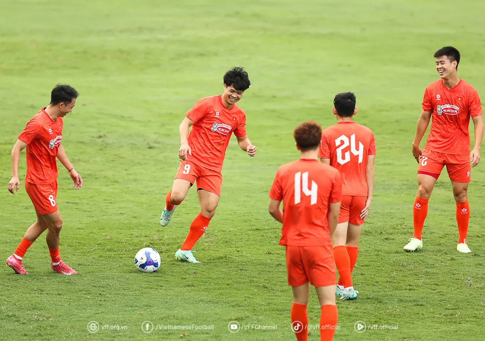 Công Phượng trên sân tập chiều 30-5.