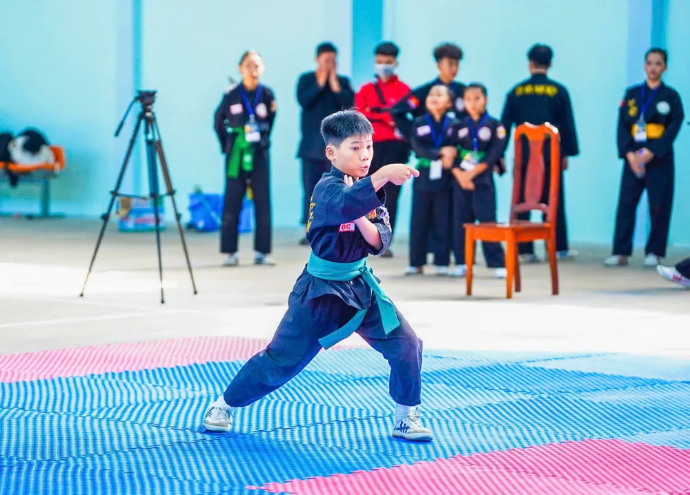 Các vận động viên thi đấu sôi nổi ngay sau Lễ khai mạc giải.