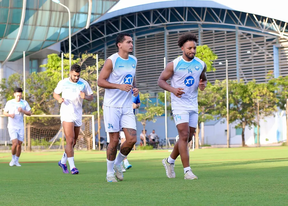 Xuân Son chạy khởi động cùng các đồng đội.