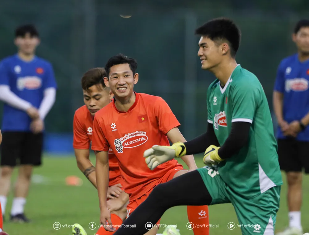 Hai Long là 1 trong 3 cầu thủ thủ Việt Nam vừa tham dự cuộc so tài với Man United trên sân Bukit Jalil.
