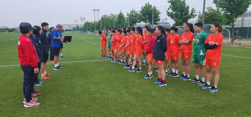 HLV Mai Đức Chung trao đổi cùng các cầu thủ trước buổi tập ngày 8-6.