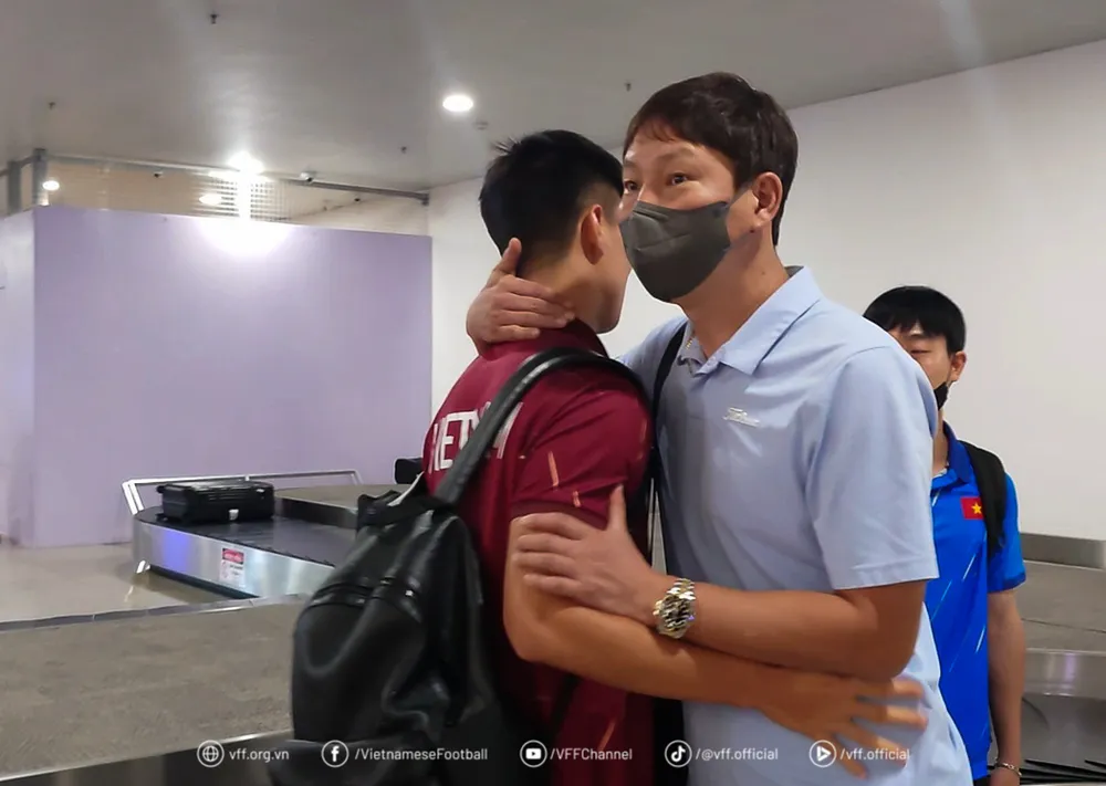 Thầy trò đội tuyển chia tay tại sân bay Nội Bài.