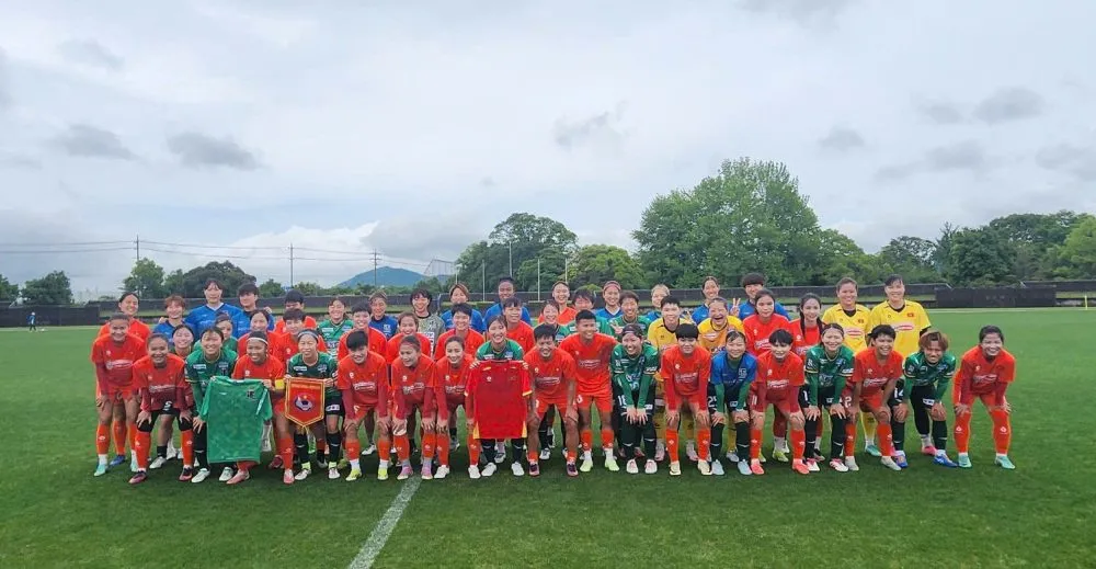 Cầu thủ hai đội chụp hình lưu niệm trước trận đấu.