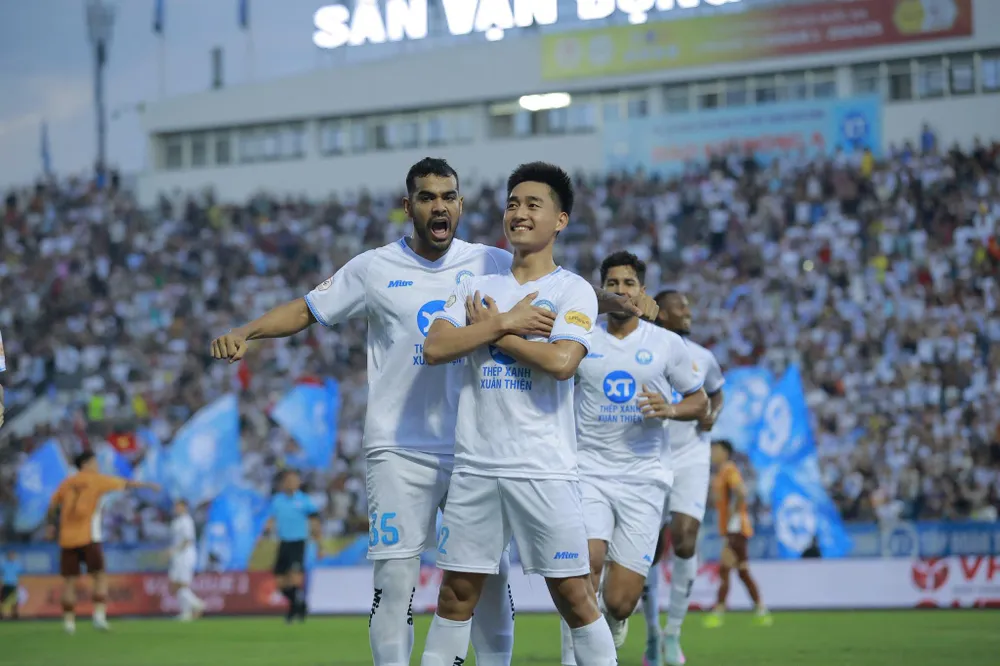 Nam Định giành 3/4 giải thưởng xuất sắc tháng 5 V-League 2024-2025.