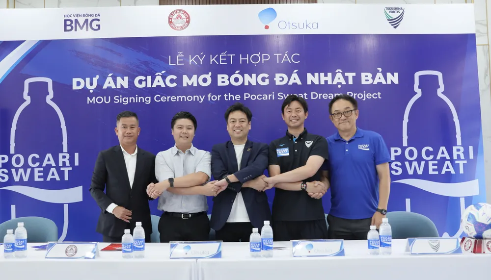 Lãnh đạo CLB TPHCM, Học viện bóng đá BMG cùng đại diện của ùng Tập đoàn Otsuka Pharmaceutical Co., Ltd (Nhật Bản) và CLB Tokushima Vortis (J-League, Nhật Bản) tại lễ ký kết.