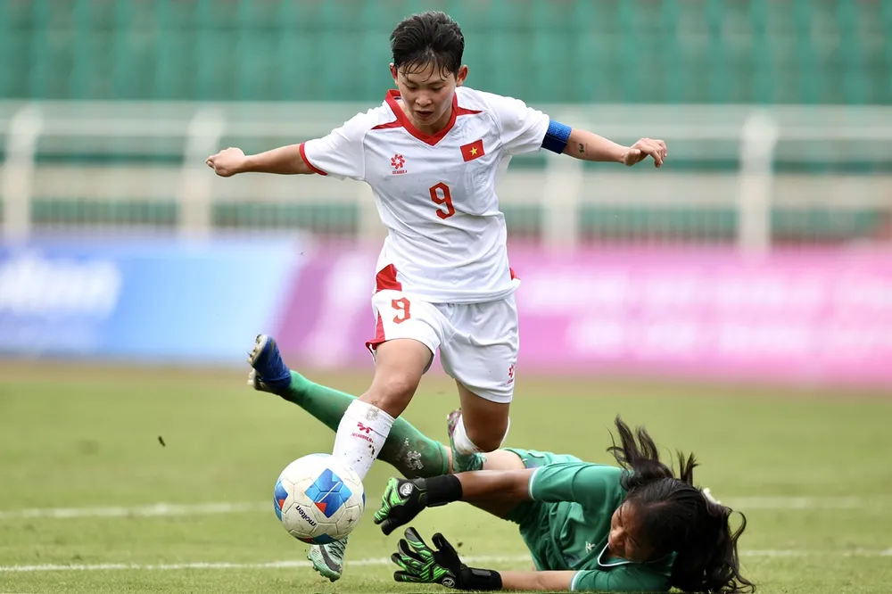 U19 nữ Việt Nam giành chiến thắng áp đảo trước U19 nữ Lào với tỷ số 8-0. Ảnh: DŨNG PHƯƠNG