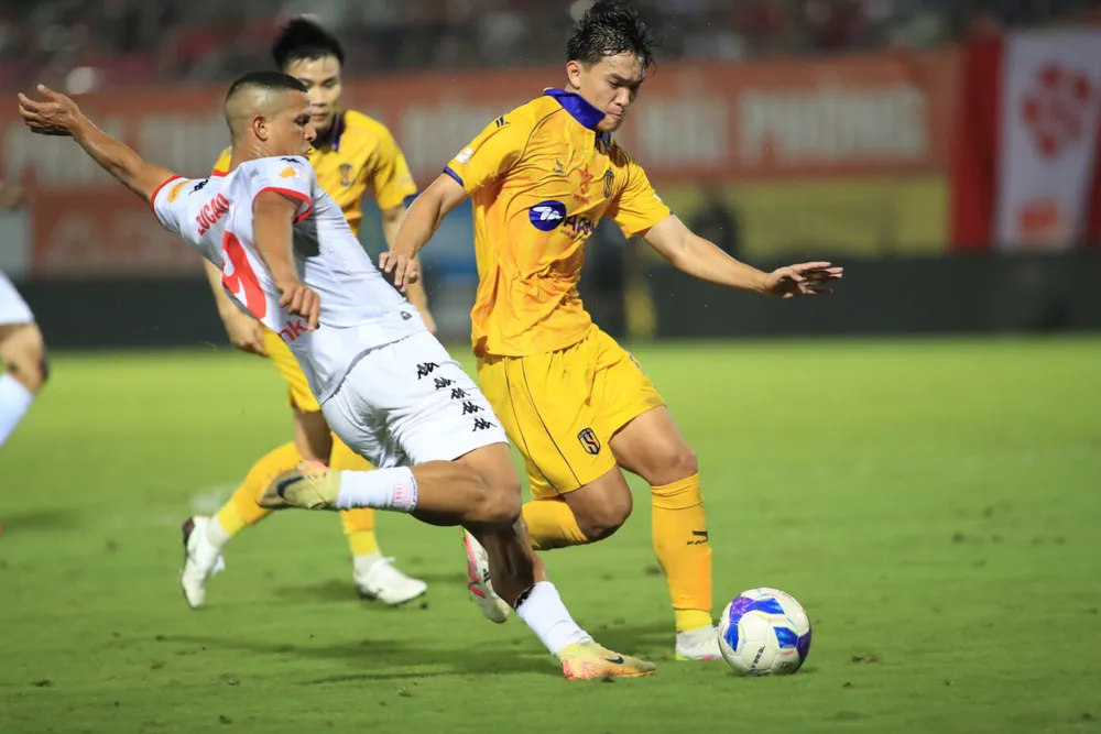 SLNA buộc phải thắng HA.GL để tạo khoảng cách an toàn về điểm số trước lượt trận cuối mùa.