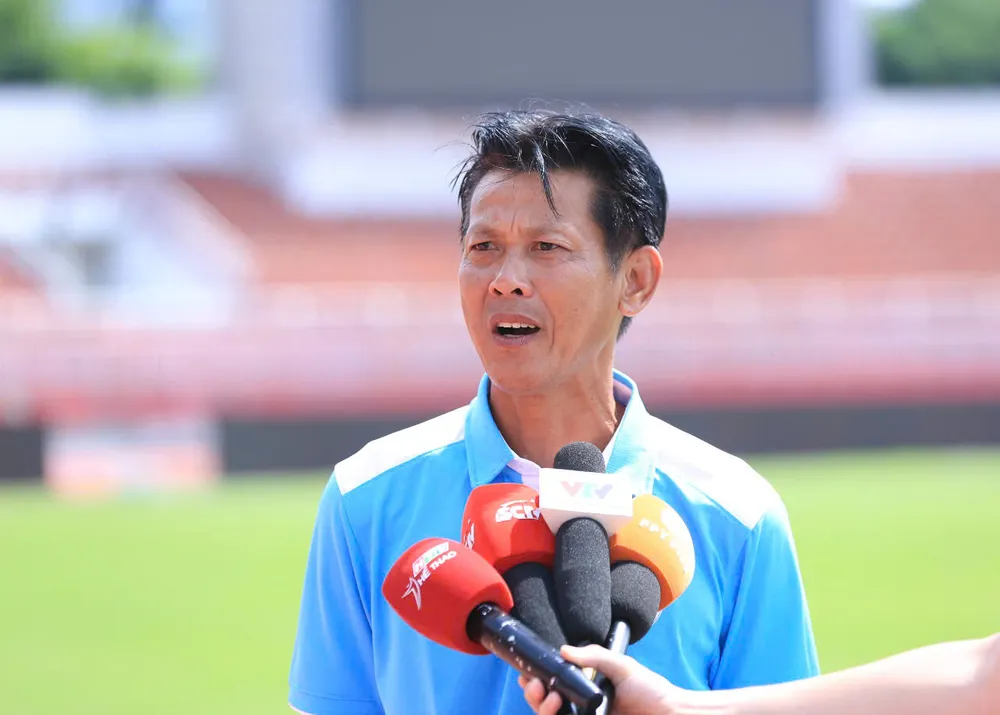 HLV Huỳnh Anh Tuấn, cựu cầu thủ đội Cảng Sài Gòn với vai trò HLV trưởng đội U15 TPHCM - Trí Việt.