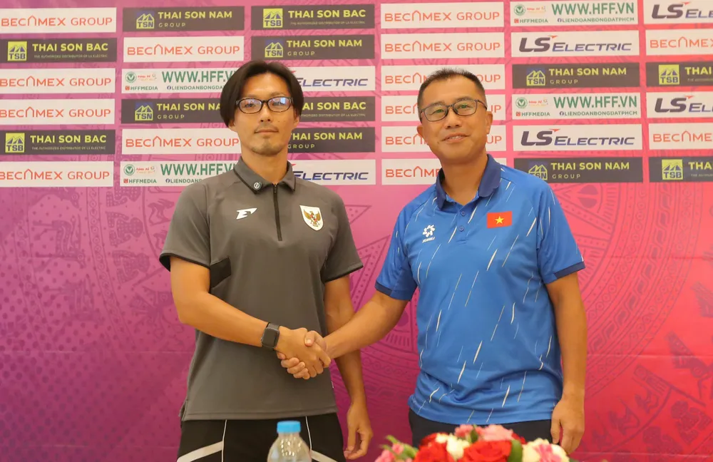 HLV Okiyama Masahiko (bên phải) cùng HLV trưởng đội U19 nữ Indonesia, ông Akira Higashiyama tại buổi họp báo.
