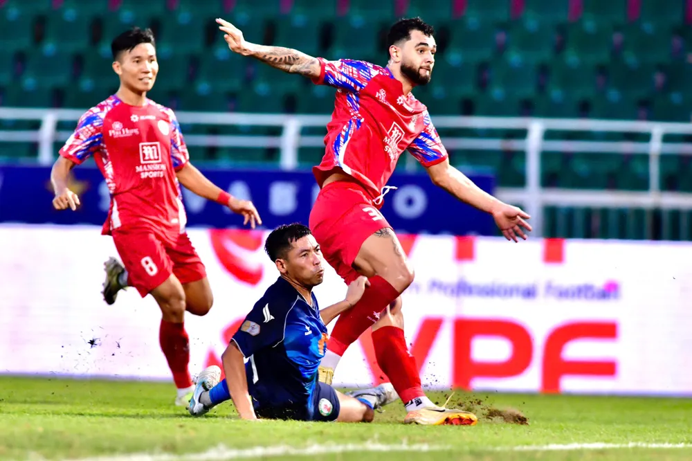 CLB TPHCM kịp trụ hạng vào giờ chót sau chiến thắng 1-0 trước Bình Định. Ảnh: DŨNG PHƯƠNG