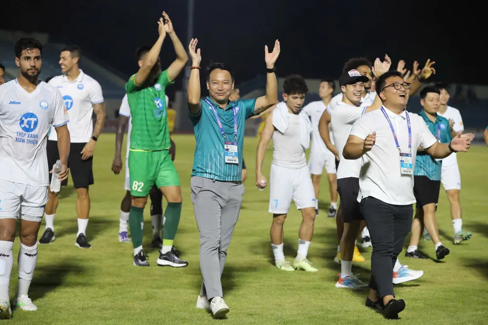 HLV Vũ Hồng Việt đã cùng đội bóng thành Nam lần thứ 2 liên tiếp vô địch V-League.