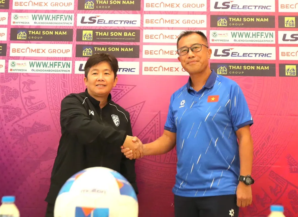 HLV Okiyama Masahiko (bên phải) và HLV trưởng đội U19 nữ Thái Lan tại buổi họp báo.