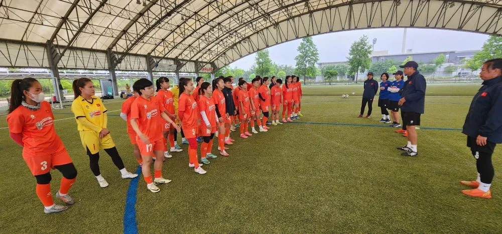 Đội tuyển nữ Việt Nam di chuyển đến Việt Trì ngay sau khi về nước vào sáng 18-6.