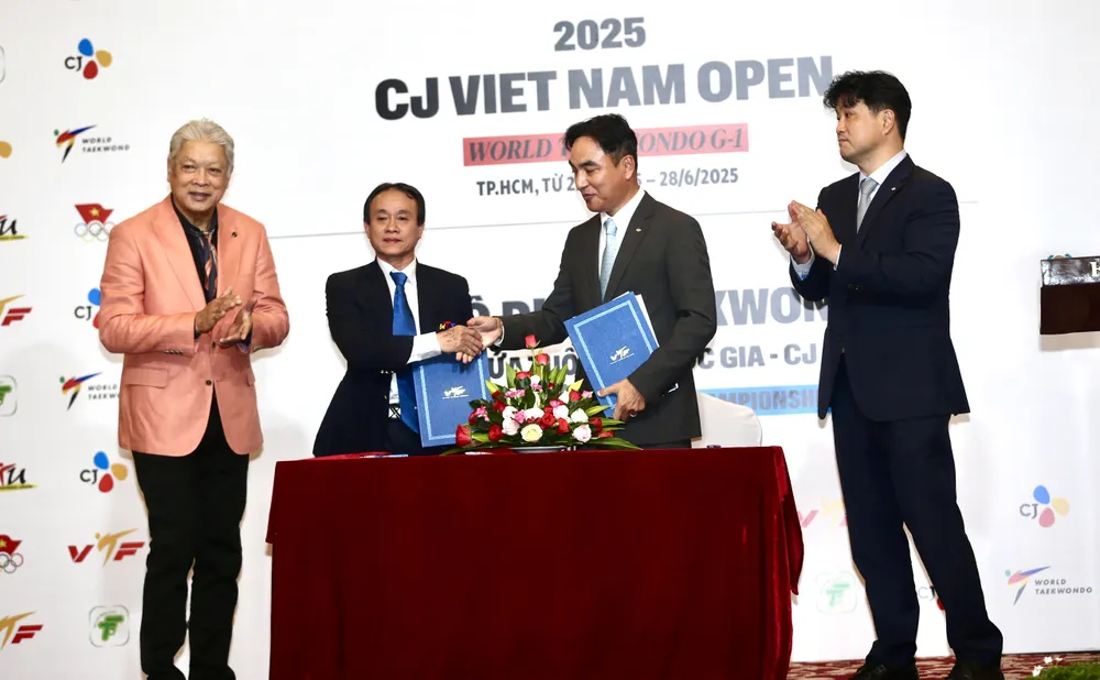 Lãnh đạo VTF và Tập đoàn CJ ký hợp tác chiến lược tại buổi họp báo. Ảnh: DƯ HẢI