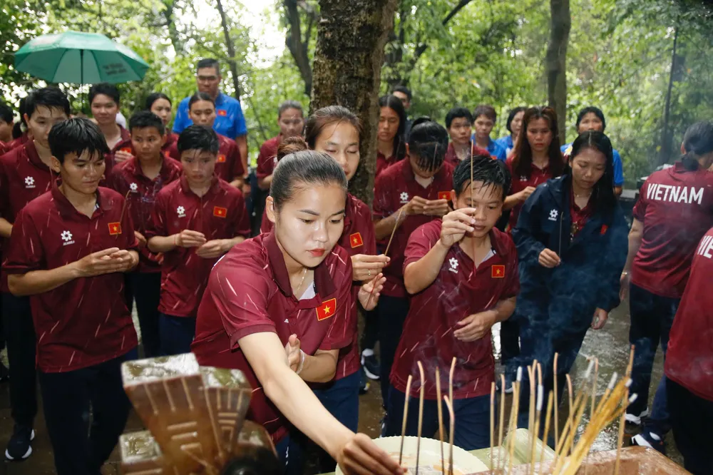 Đội tuyển nữ Việt Nam tại Đền Hùng vào ngày 21-6.