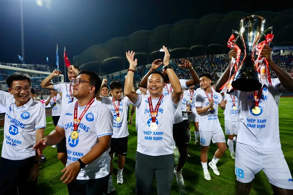 HLV Vũ Hồng Việt lần thứ 2 liên tiếp đưa Nam Định vô địch V-League.