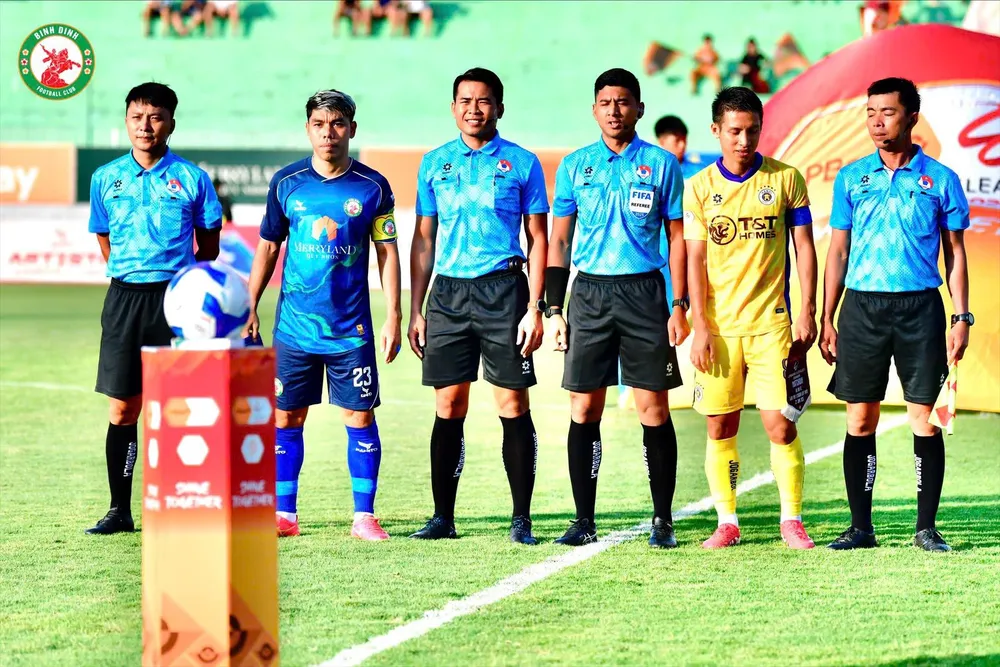 Trọng tài Razlan Joffri Bin Ali (thứ 3 từ phải sang) vừa điều hành trận Bình Định - Hà Nội FC ở vòng 26.