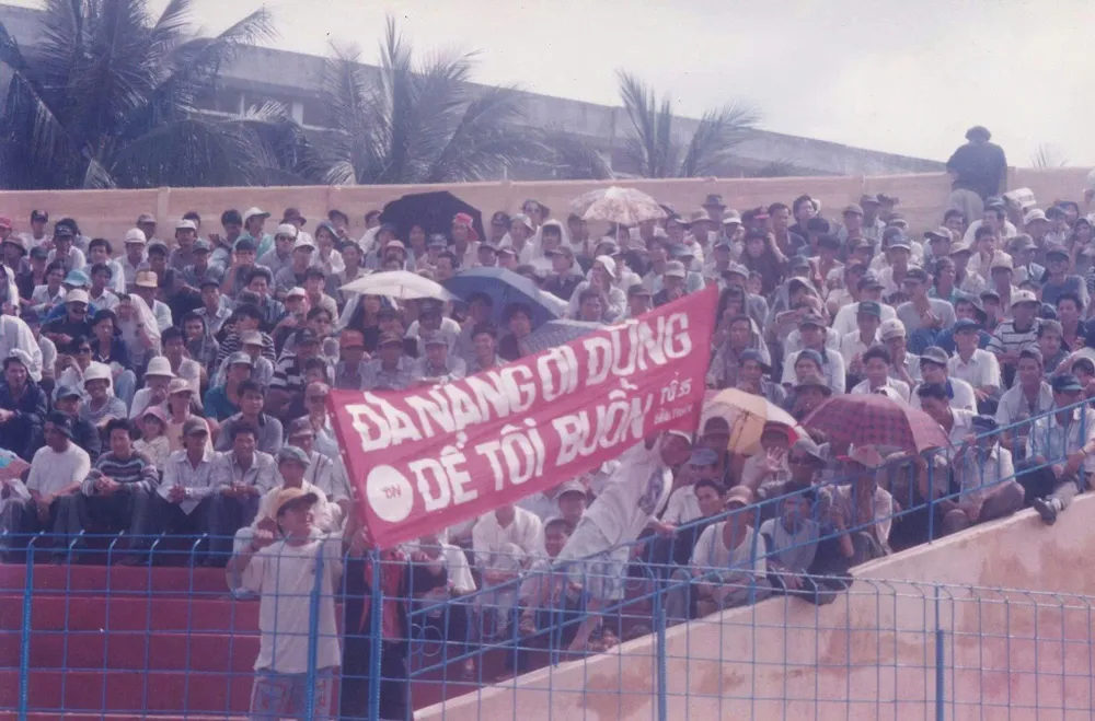 Có không ít CĐV Đà Nẵng đồng hành cùng đội nhà trong trận tranh play-off vào chiều 27-6. Ảnh: ĐNFC