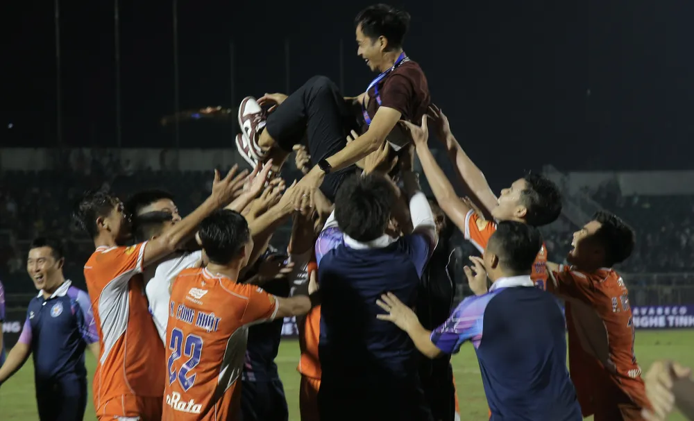 Niềm vui của thầy trò đội bóng sông Hàn sau trận đấu. Ảnh: DŨNG PHƯƠNG