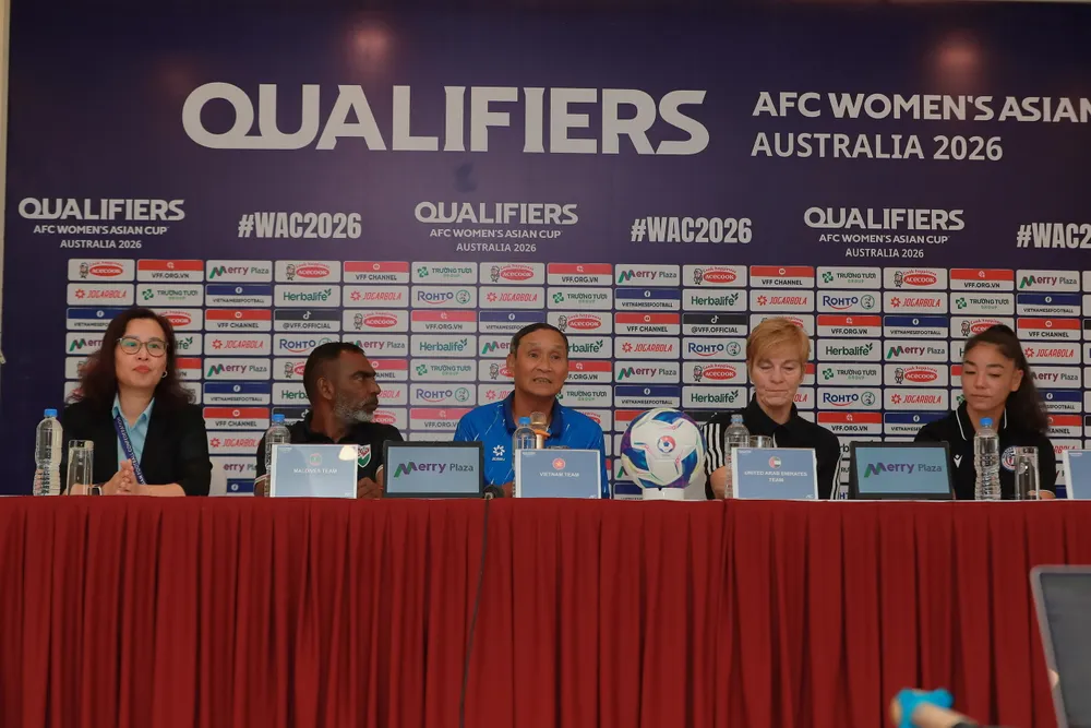 HLV các đội tại buổi họp báo trưa 28-6.