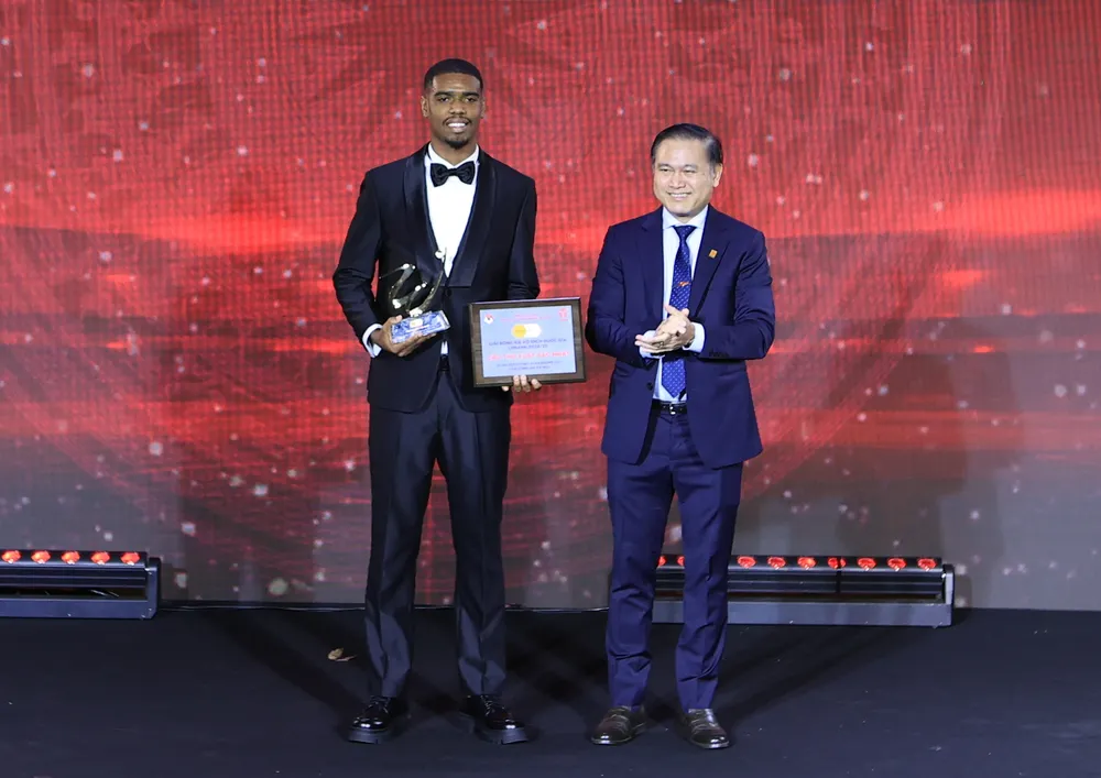 Ông Trần Anh Tú, Phó chủ tịch VFF, Chủ tịch công ty VPF trao thưởng cho tiền đạo Alan, cầu thủ đoạt cú đúp danh hiệu cá nhân ở mùa bóng 2024-2025.