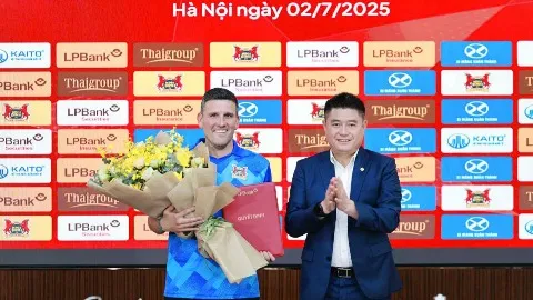 HLV Albadalejo cùng chủ tịch Nguyễn Đức Thụy tại lễ ra mắt.