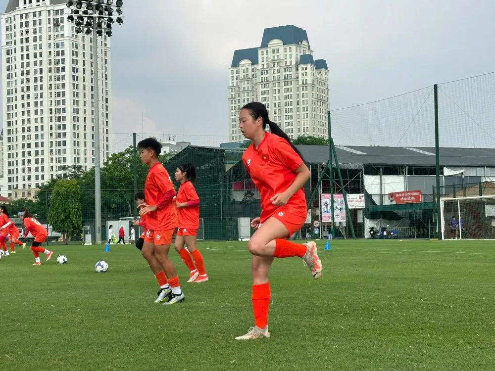 Linda Phạm tập buổi đầu tiên cùng đội U20 nữ Việt Nam.