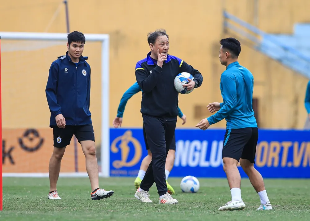 Hà Nội FC sử dụng ê-kip HLV người Nhật Bản ở khu kỹ thuật.