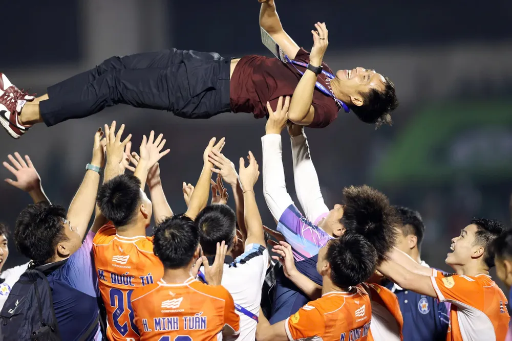 HLV Lê Đức Tuấn sẽ được CLB Đà Nẵng gia hạn hợp đồng thêm 3 năm từ thành tích giúp đội bóng sông Hàn trụ hạng. Ảnh: ĐÔNG HUYỀN