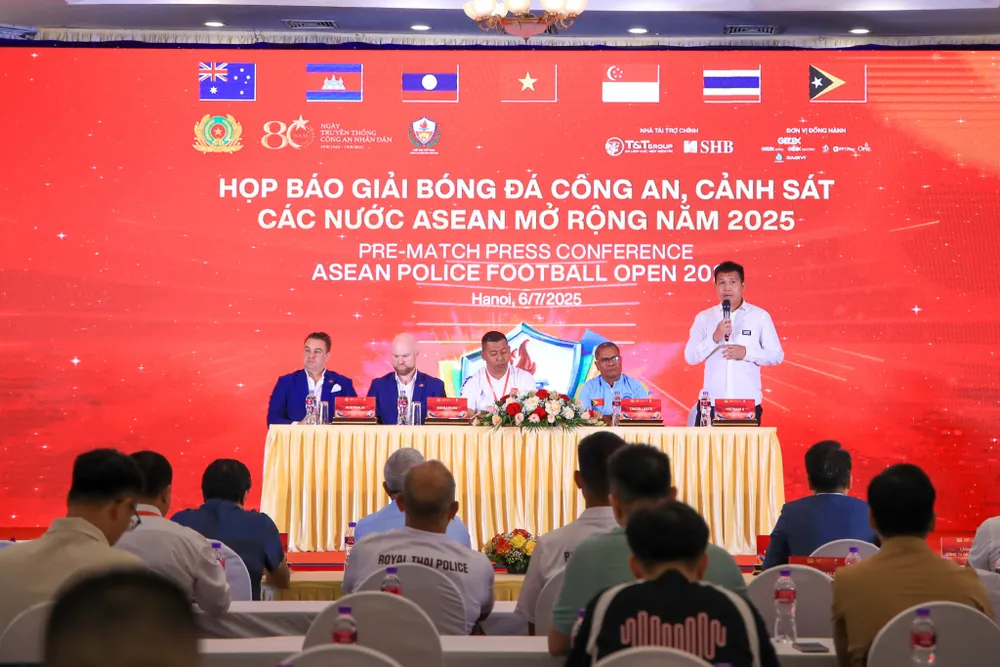 HLV trưởng các đội tham dự buổi họp báo ngày 6-7.