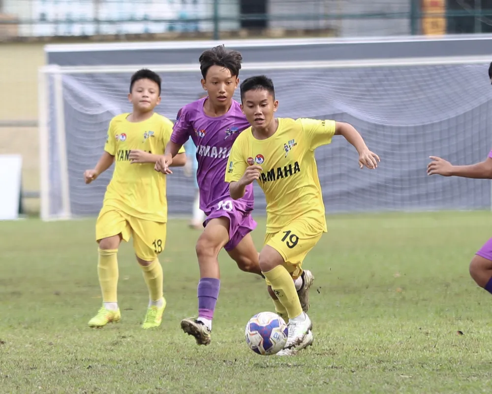 Cả hai đại diện của Bình Dương (áo tím) đều dừng chân ở vòng đấu bảng.
