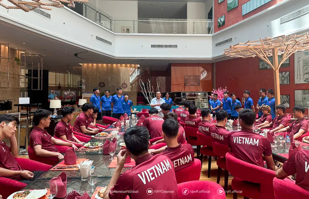 Ông Trần Anh Tú chia sẻ cùng các thành viên đội U22 Việt Nam trước buổi ăn trưa ngày 8-7.