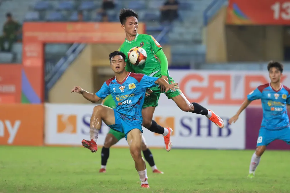 Dù thắng Lào 5-4, nhưng CAND Việt Nam I (bên trái) vẫn bị loại.