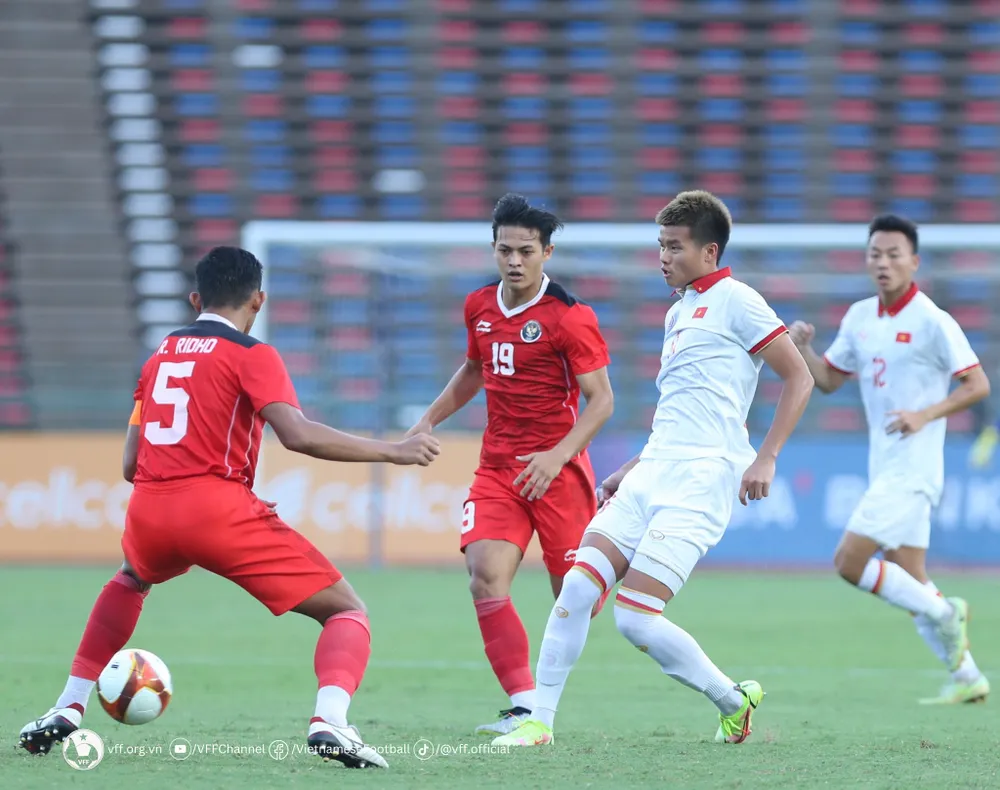 Cuộc so tài giữa U22 Việt Nam và U22 Indonesia tại SEA Games 32.