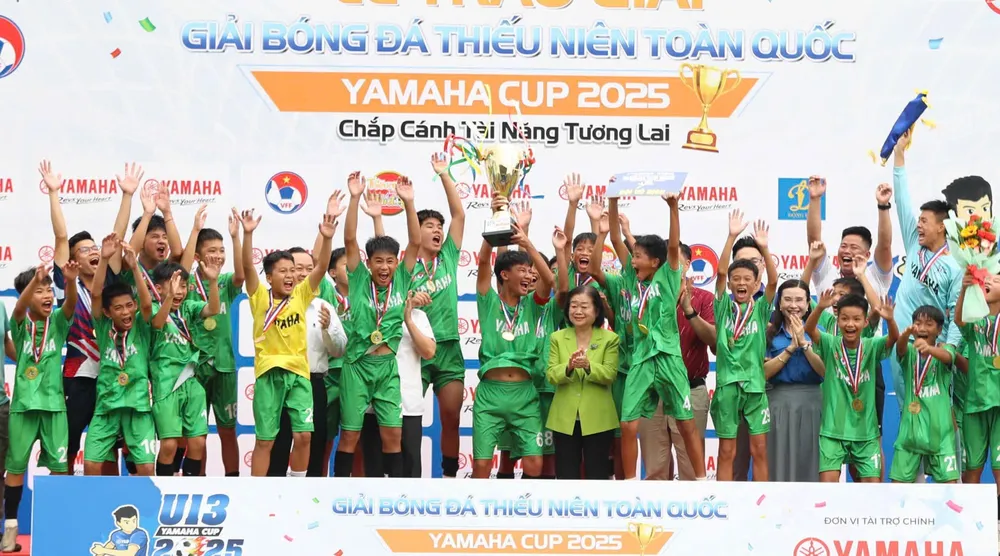 Nguyên Phó Chủ tịch nước CHXHCN Việt Nam – bà Trương Mỹ Hoa trao Cúp vô địch cho U13 Nam Định