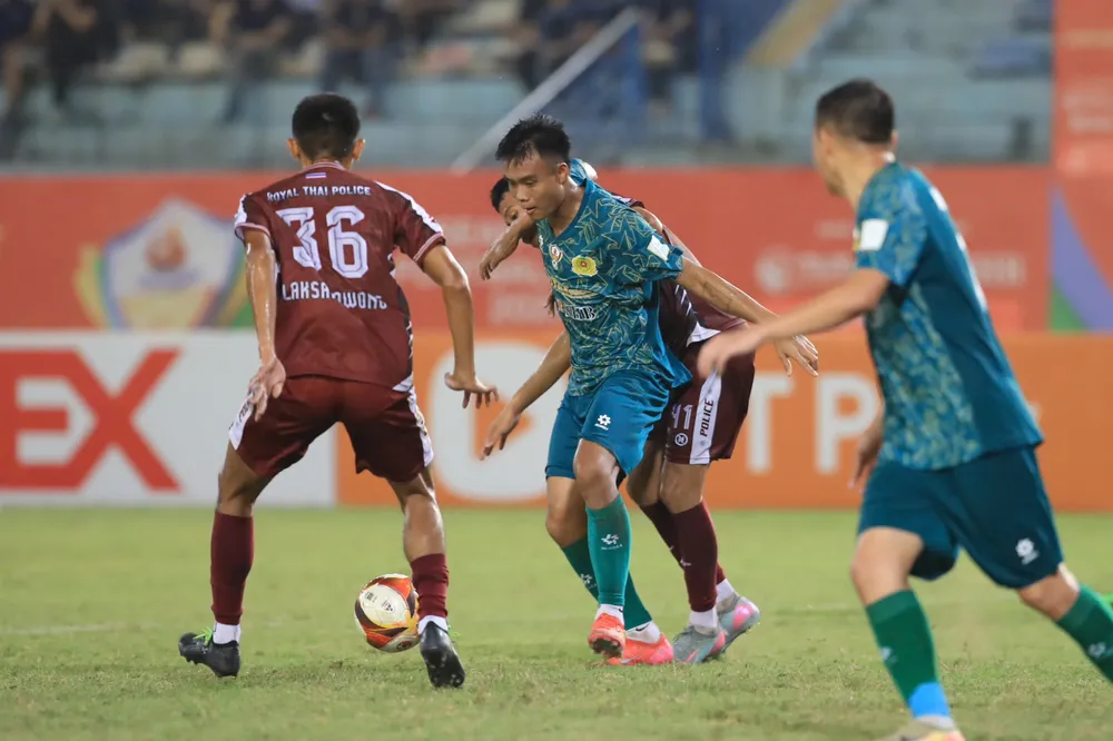 CAND Việt Nam II (áo xanh) vượt qua Thái Lan ở trận bán kết.