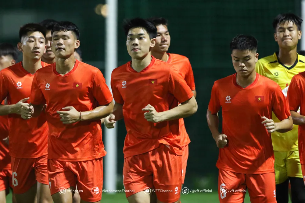 U23 Việt Nam ra sân tập ngay trong ngày đầu đến Jakarta.