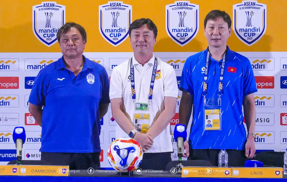 HLV Kim Sang-sik cùng các đồng nghiệp dẫn dắt đội U23 Lào và U23 Campuchia tại buổi họp báo trưa 15-7.