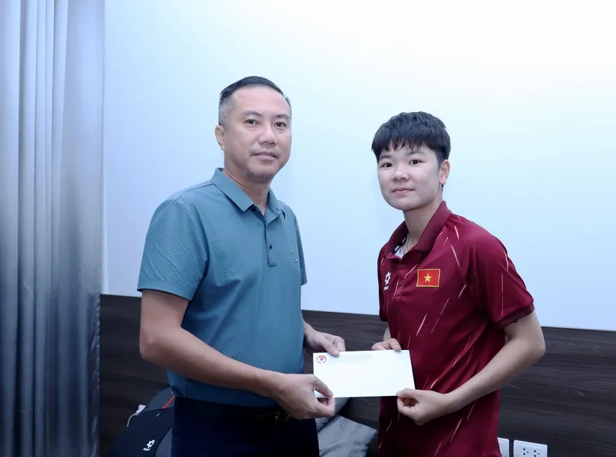 Ông Nguyễn Xuân Vũ cùng các lãnh đạo VFF ghé thăm và động viên Tuyết Ngân vào ngày 17-7.