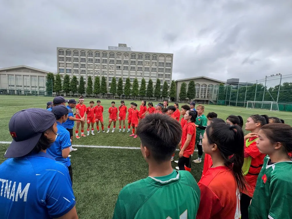 HLV Okiyama Masahiko trao đổi cùng các cầu thủ trước trận đấu với Fujieda Jyunshin.