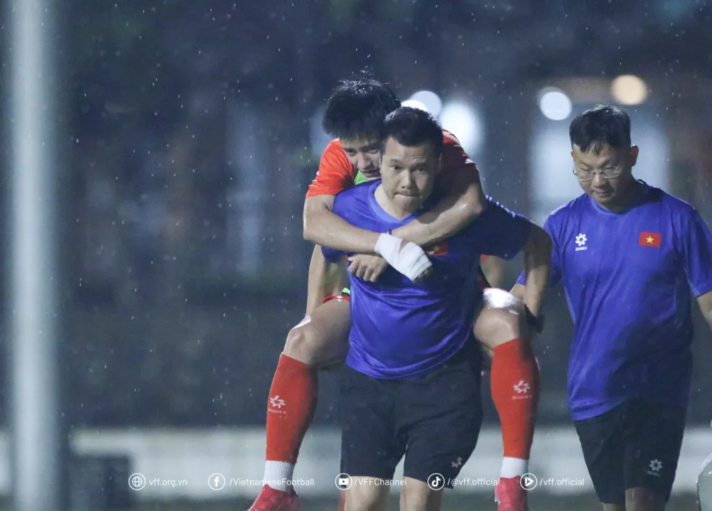 Thanh Nhàn rời sân vào giữa buổi tập của đội U23 Việt Nam.