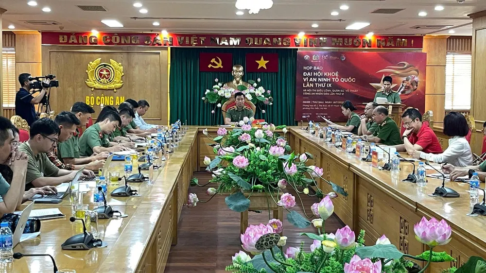 Toàn cảnh buổi họp sáng 18-7