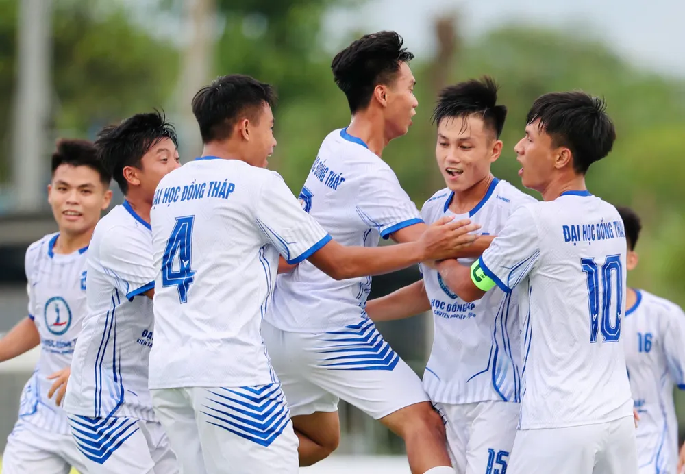 Niềm vui của đội chủ nhà, trường ĐH Đồng Tháp khi giành chiến thắng cách biệt ở trận ra quân.