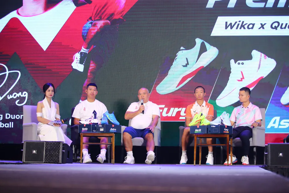 Quang Dương giao lưu cùng người hâm mộ tại sự kiện.