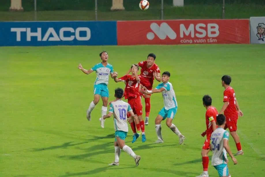 PVF giành chiến thắng 1-0 trước SHB Đà Nẵng (áo trắng) trong trận ra quân.