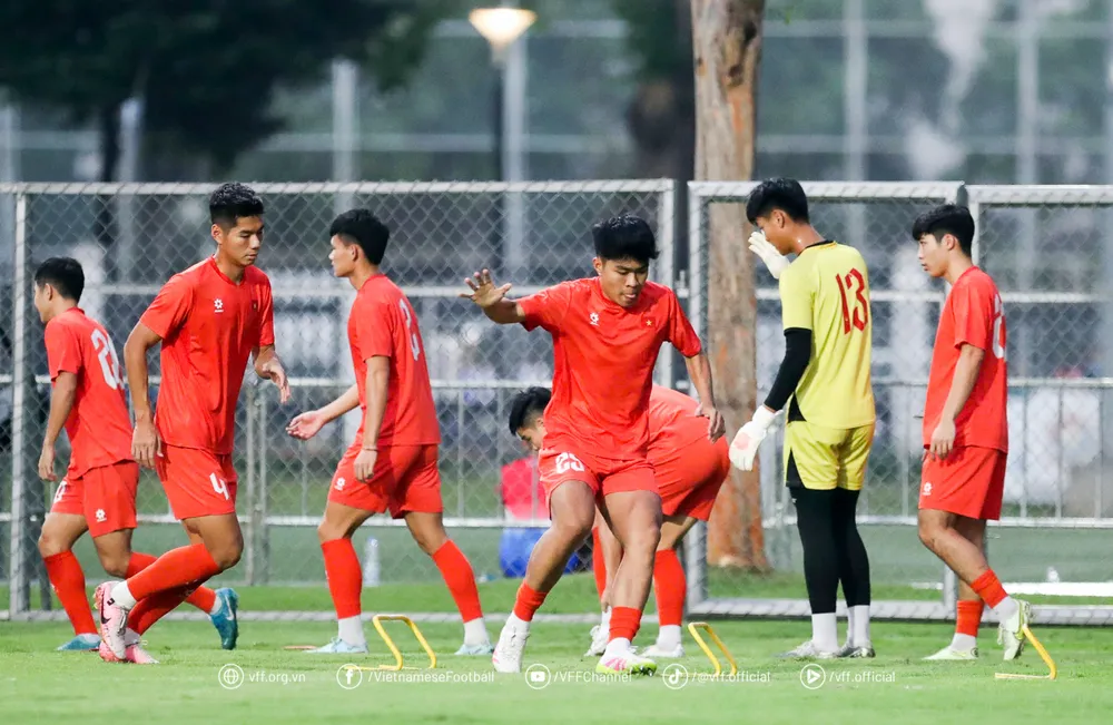 Các cầu thủ U23 Việt Nam trên sân tập tối 20-7.