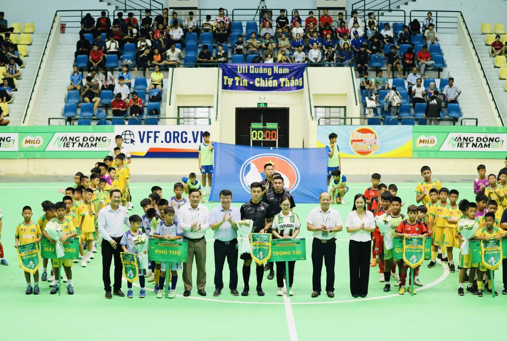 Lãnh đạo VFF và BTC giải trao hoa, cờ và chụp ảnh lưu niệm cùng các đội tham dự giải.